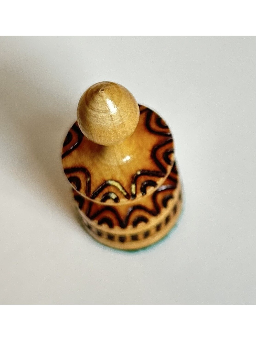 Wooden Chess Set 'Saint George' Style with Metal Inlay & Pyrography Incomplete - Picture 13 of 16